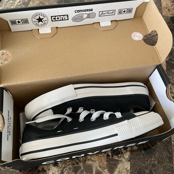 New never worn Converse - Picture 2 of 6